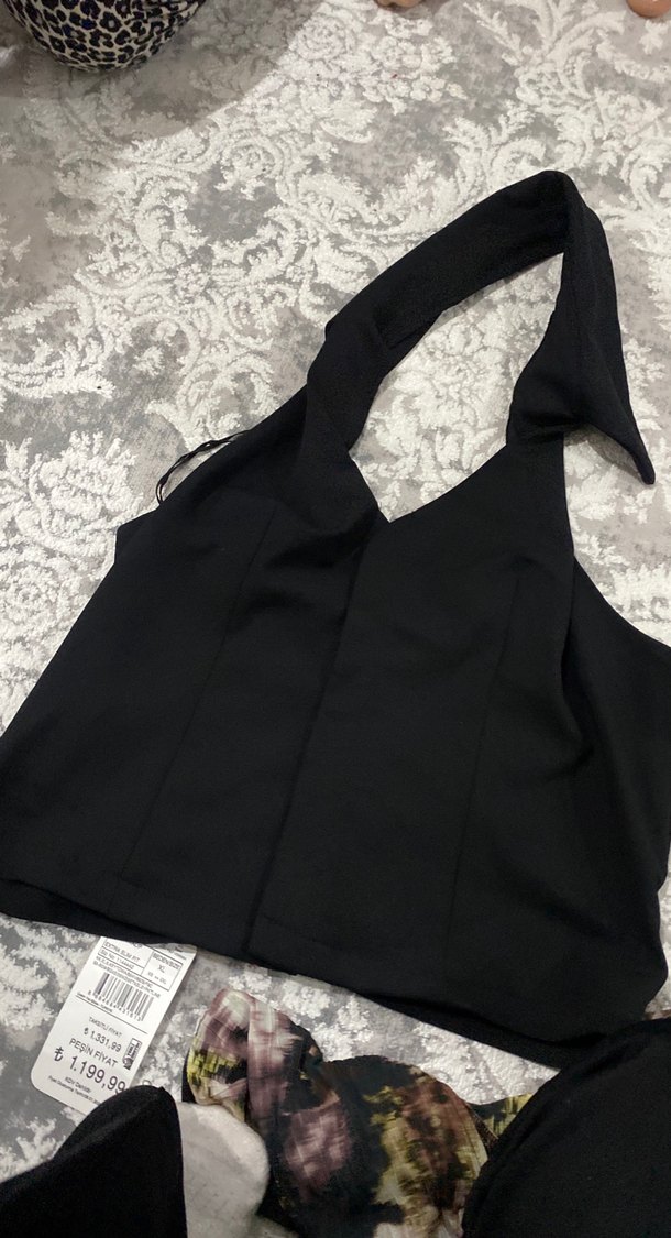 Siyah V Yaka Dantelli Gotik Kadın - Görsel 3