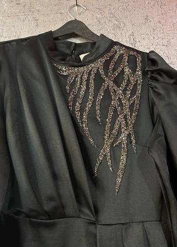 Uzun Kollu İşlemeli Siyah Gotik Elbise - Görsel 4