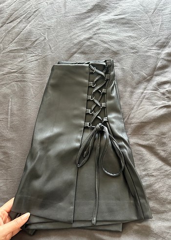 Stradivarius Siyah Deri Mini şortluEtek Bağcıklı Detaylı