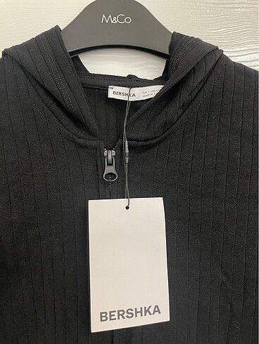 l Beden BERSHKA KAPIŞONLÜ FERMUARLI HIRKA