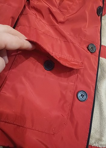 Kırmızı Kapüşonlu Düğmeli Erkek Çocuk Mont - Görsel 9