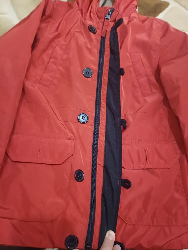 Kırmızı Kapüşonlu Düğmeli Erkek Çocuk Mont - Görsel 3