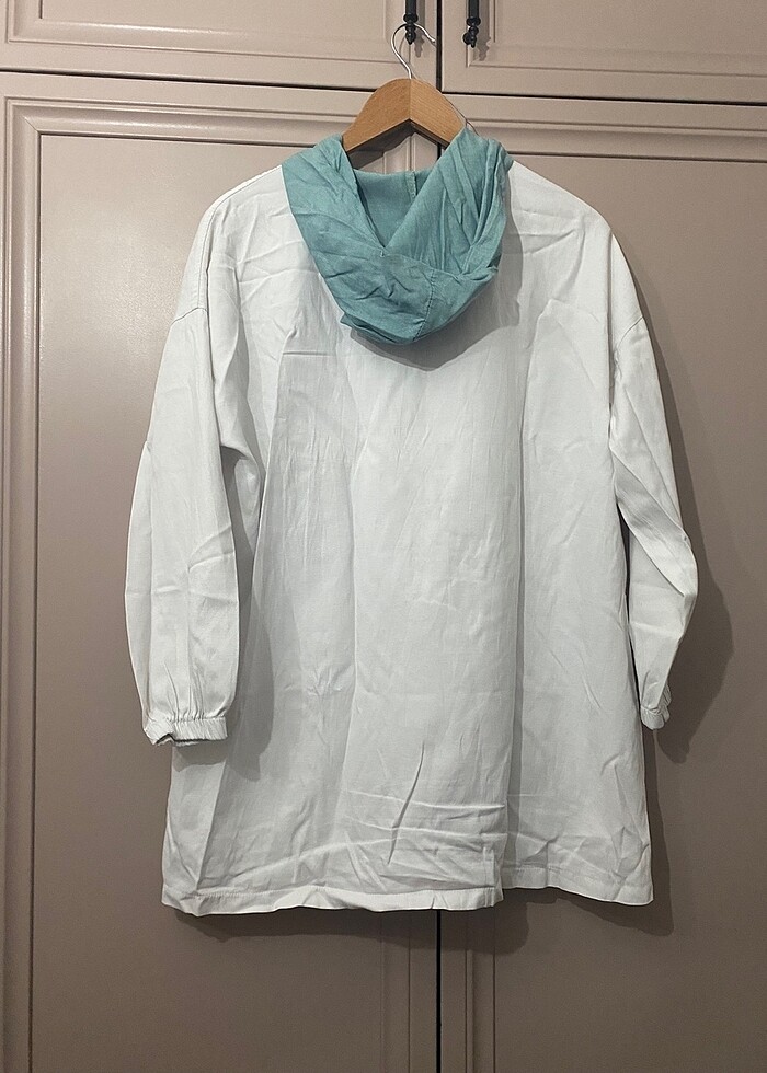 Beyaz kapşonlu yazlık sweat - Görsel 2