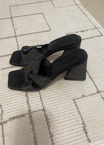 Zara Sivri Topuklu Siyah Zımbalı Kadın Terlik