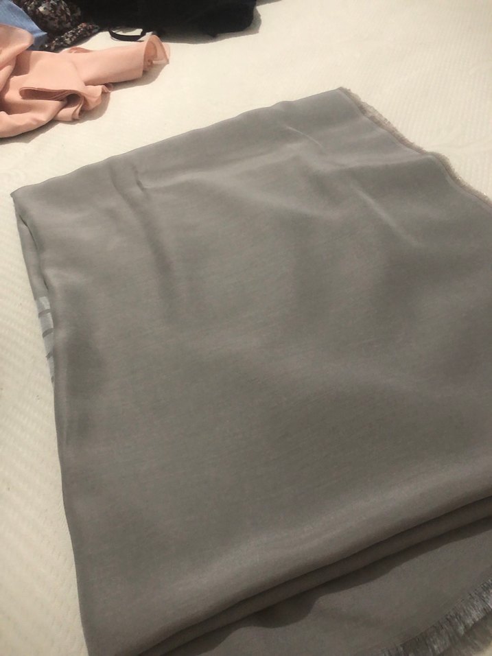 Gri Kadın Dökümlü Şal - Görsel 2