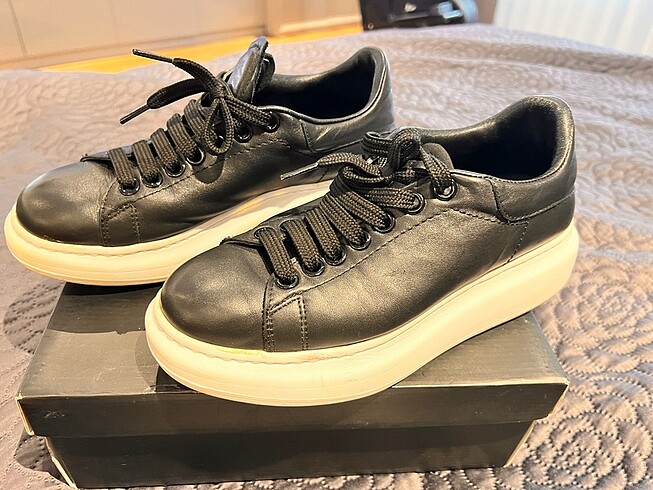 Neslihan Canpolat Siyah sneakers