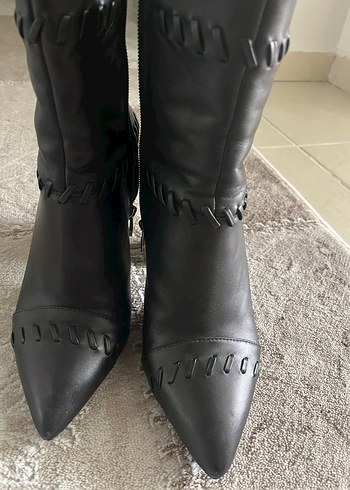 Zara Sikligin Ve Modernligin Siyah Bilek Botu