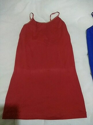Kırmızı adkılı bluz ortasında cok hafif renk değişimi vardır onu