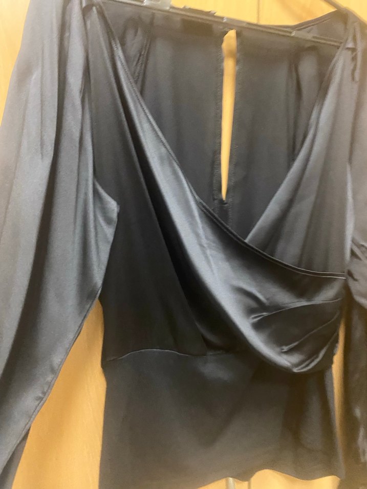 Siyah V Yaka Drapeli Kadın Bluz - Görsel 3