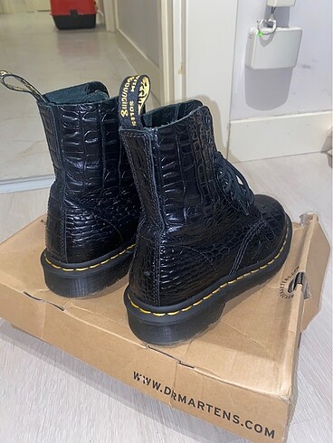 36 Beden Dr martens x jimmy choo