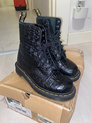 36 Beden siyah Renk Dr martens x jimmy choo