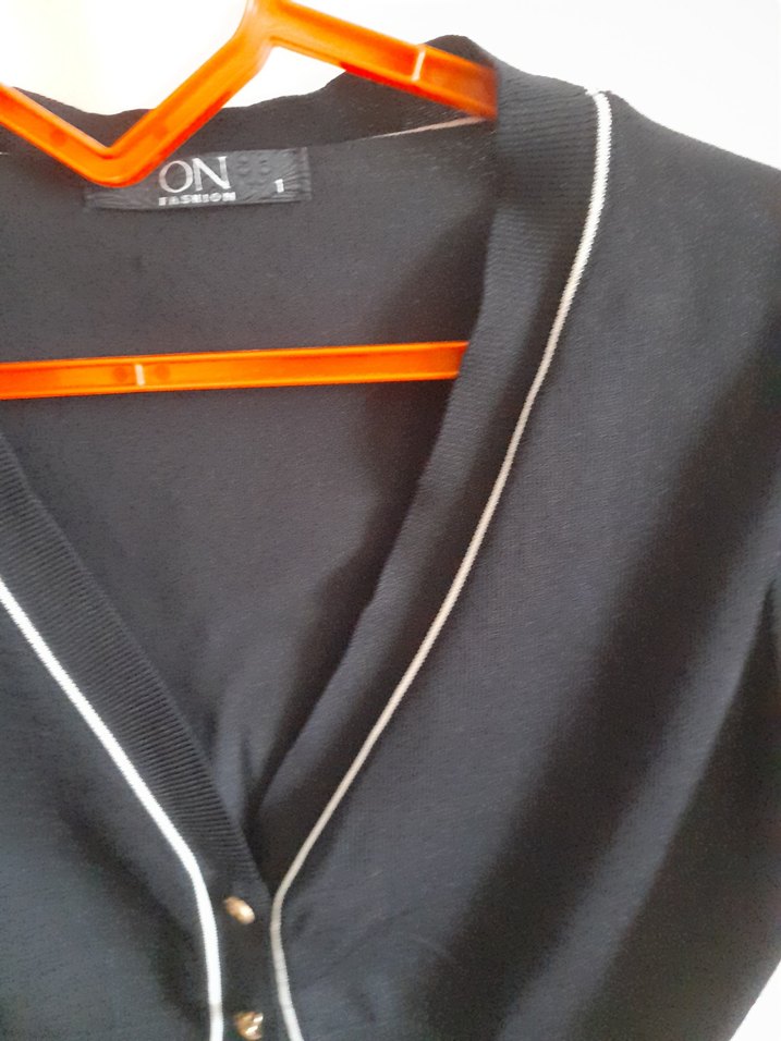 Düğmeli Siyah V Yaka Kadın mini üst - Görsel 4