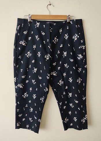 Marks and Spencer marka lacivert çiçek desenli kapri pantalon