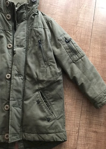 Haki Rengi Kamuflaj Desenli Kapüşonlu Erkek Çocuk Mont - Görsel 3