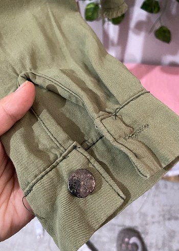 l Beden Düğmeli Kamuflaj Desenli Kısa Kadın Ceket