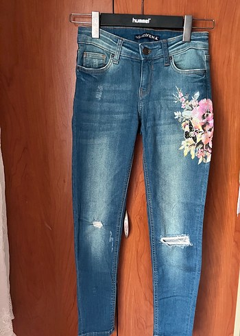 Nakışlı, Tokalı Mavi Denim Kadın Pantolon