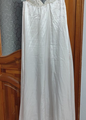 Beyaz Uzun Askılı Parlak Gecelik - Görsel 2