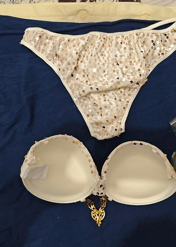 Pul Detaylı Beyaz Fantazi İç Çamaşır Takımı - Görsel 2