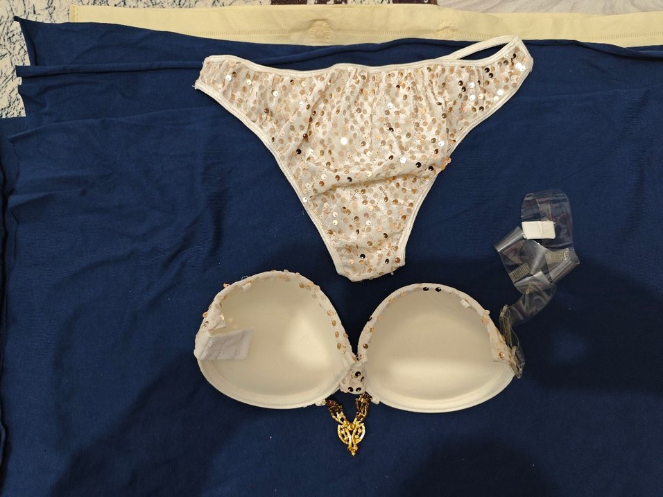 Pul Detaylı Beyaz Fantazi İç Çamaşır Takımı - Görsel 2