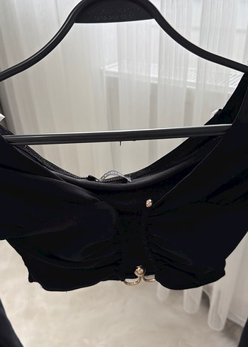 Kemer Detaylı Siyah Süet V Yaka Bluz - Görsel 3