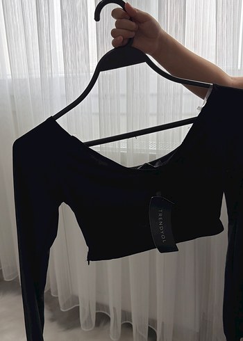 Kemer Detaylı Siyah Süet V Yaka Bluz - Görsel 5