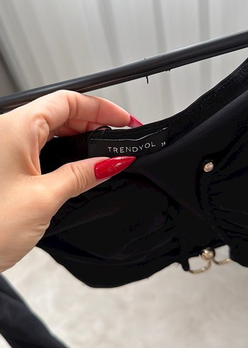 Kemer Detaylı Siyah Süet V Yaka Bluz - Görsel 4