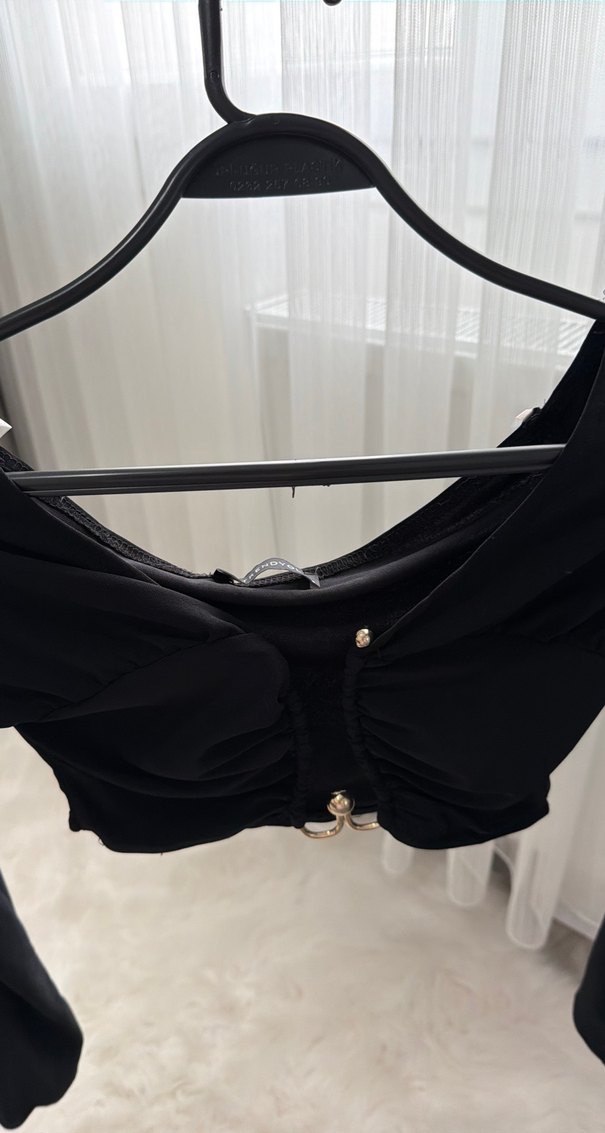 Kemer Detaylı Siyah Süet V Yaka Bluz - Görsel 3