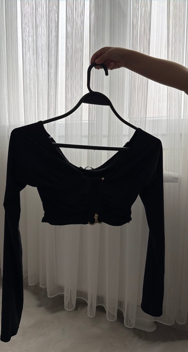 Kemer Detaylı Siyah Süet V Yaka Bluz - Görsel 2