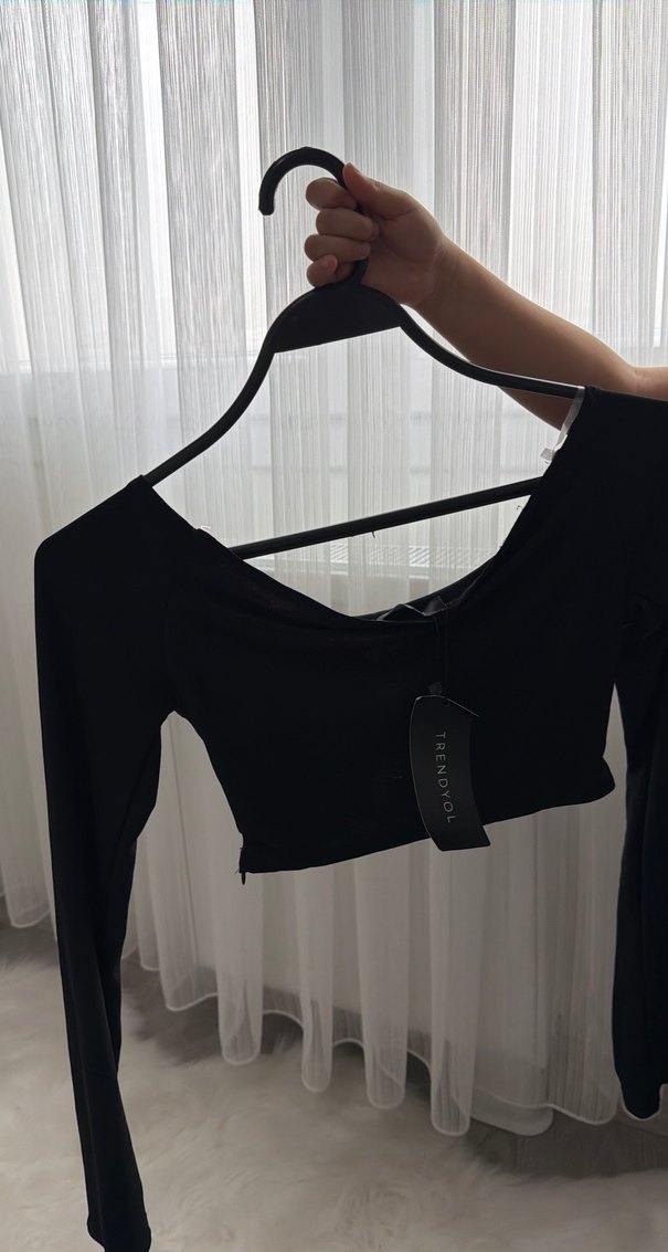 Kemer Detaylı Siyah Süet V Yaka Bluz - Görsel 5