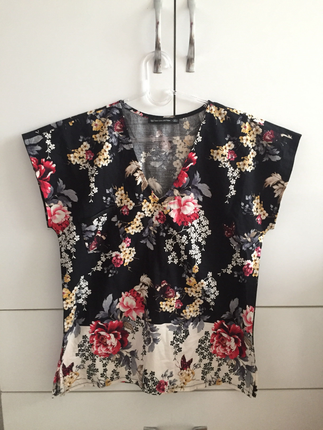 Çiçekli tshirt