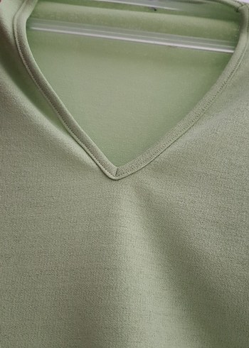 Pembe ve yeşil yandan Drapeli v yaka kısa kol  Bluz veya tunik - Görsel 5