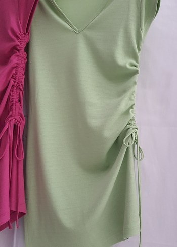 Pembe ve yeşil yandan Drapeli v yaka kısa kol  Bluz veya tunik - Görsel 3