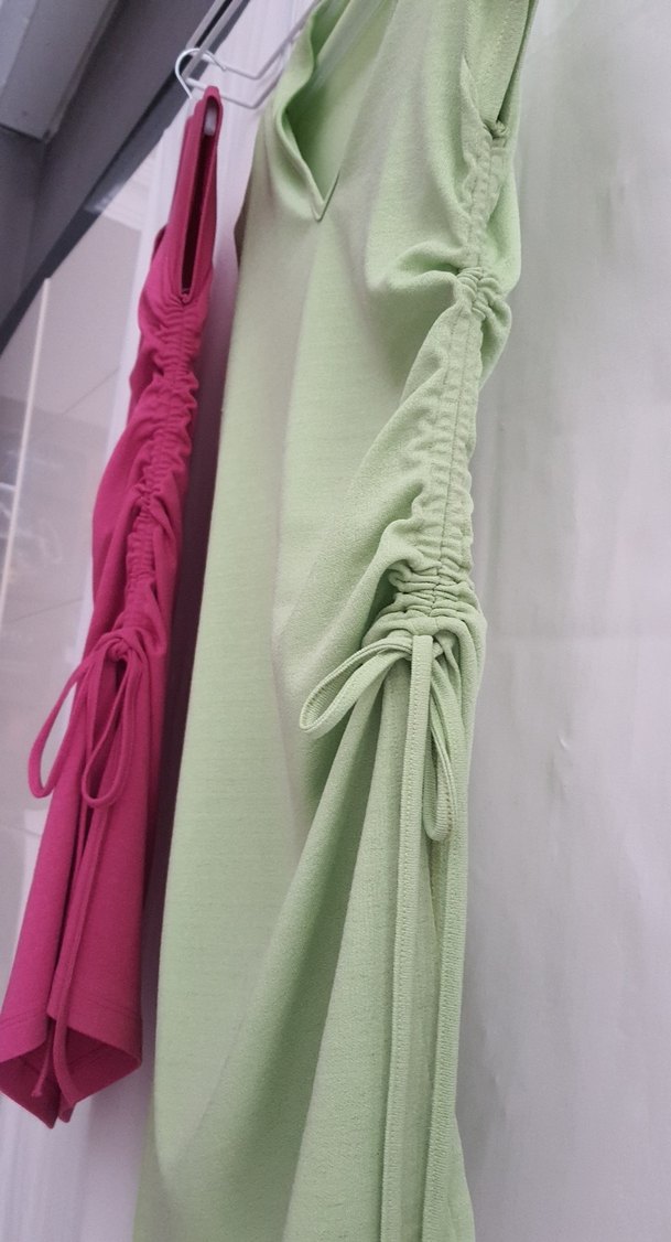 Pembe ve yeşil yandan Drapeli v yaka kısa kol  Bluz veya tunik - Görsel 4