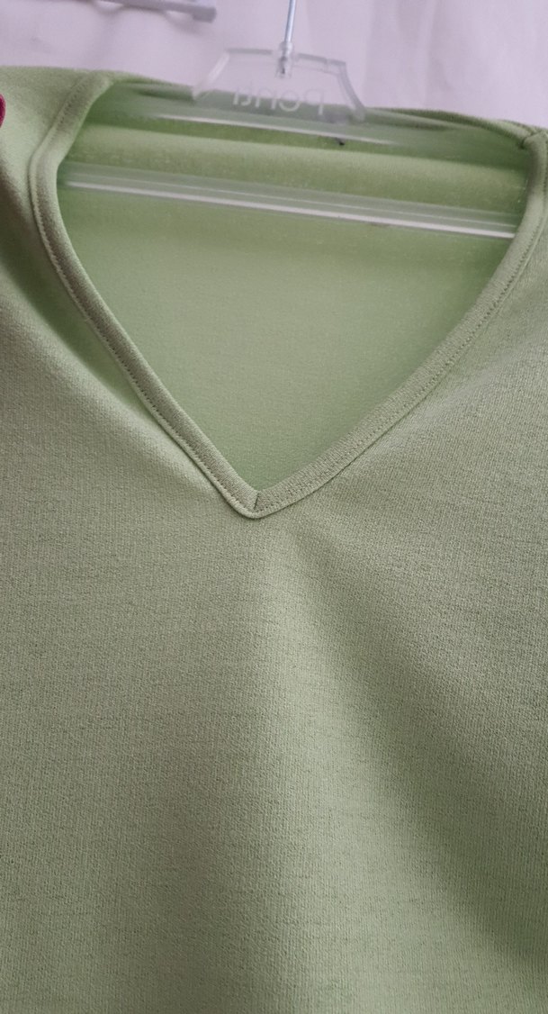 Pembe ve yeşil yandan Drapeli v yaka kısa kol  Bluz veya tunik - Görsel 5