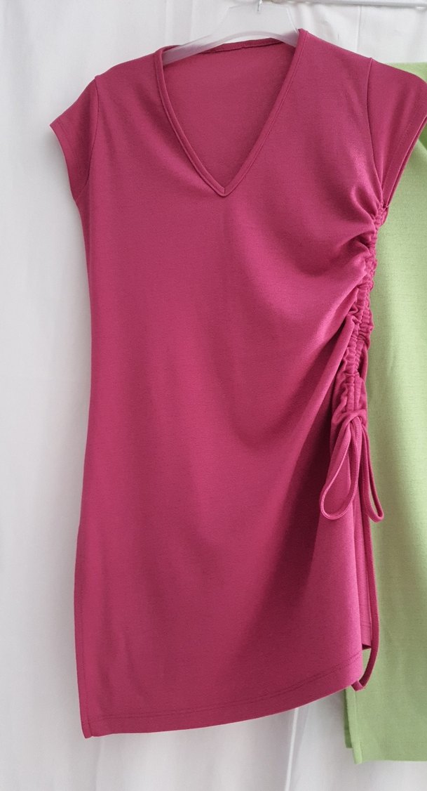 Pembe ve yeşil yandan Drapeli v yaka kısa kol  Bluz veya tunik - Görsel 2