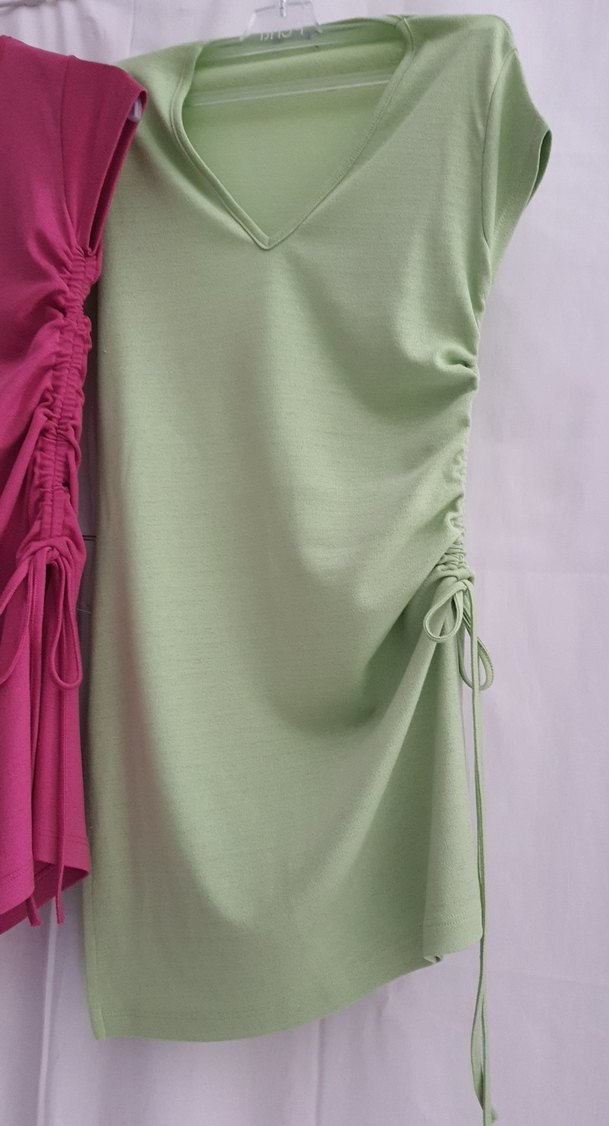 Pembe ve yeşil yandan Drapeli v yaka kısa kol  Bluz veya tunik - Görsel 3