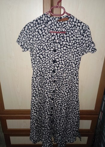 papatya desenli beli lastikli diz boyu elbise - Görsel 3