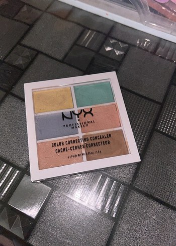 NYX Renk Düzeltici Kapatıcı Paleti