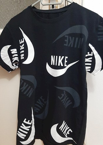 Nike Siyah Logo Baskili Rahat Tisort