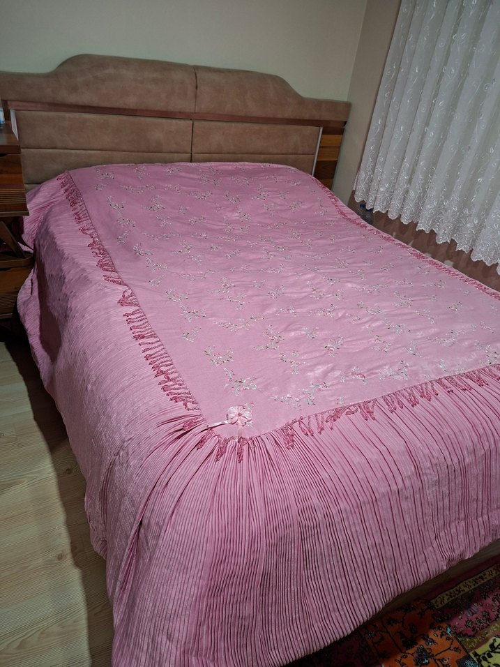 Perdeli Nakışlı Yatak Örtüsü Seti - Görsel 2