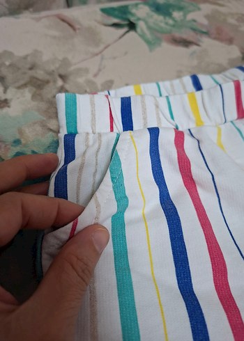 Çok Renkli Çizgili Cepli Kız Şortu - Görsel 4