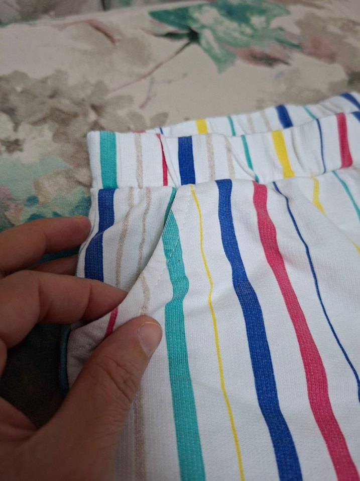 Çok Renkli Çizgili Cepli Kız Şortu - Görsel 4