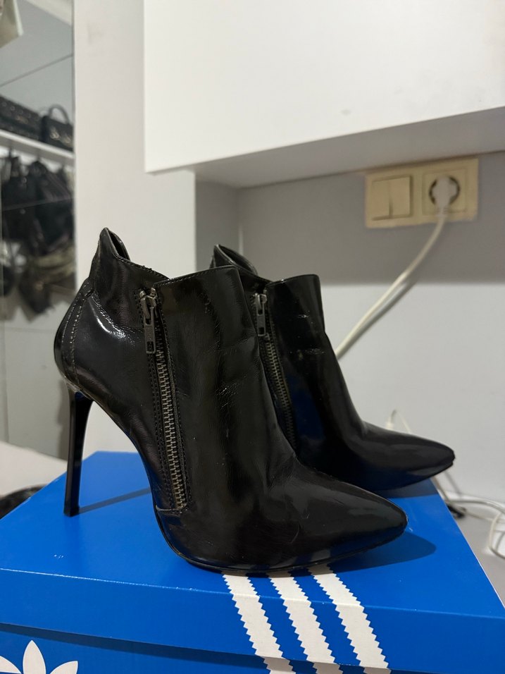 Tokalı Siyah Rugan Stiletto Kadın Bot - Görsel 2