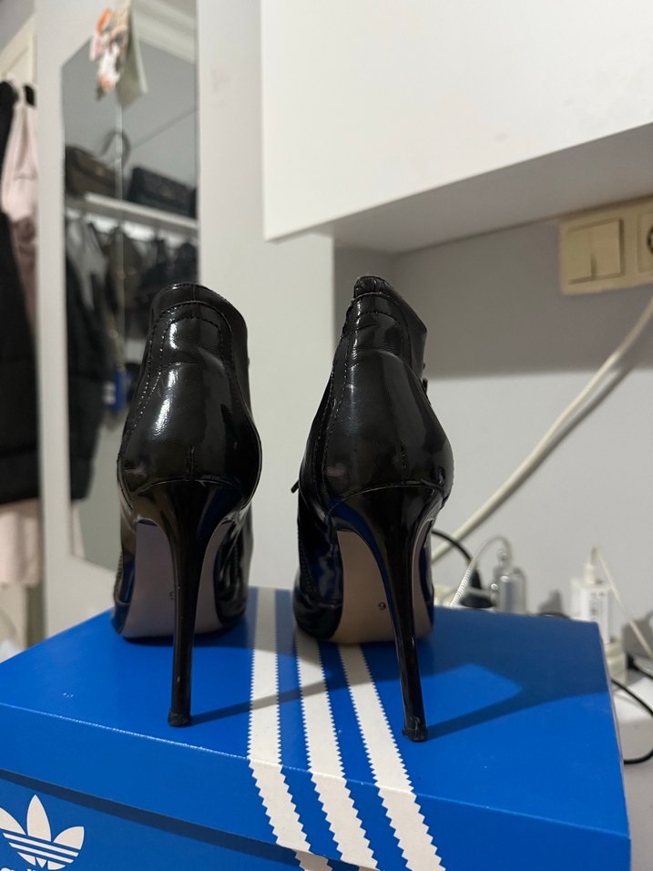 Tokalı Siyah Rugan Stiletto Kadın Bot - Görsel 3