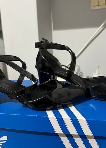 36 Beden Siyah Rugan Stiletto Tokalı Kadın Topuklu Ayakkabı