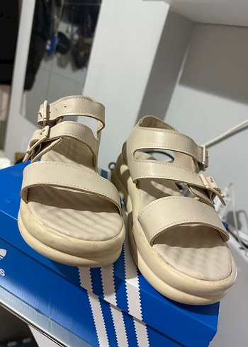 Kadın Beyaz Dolgu Topuklu Sandalet