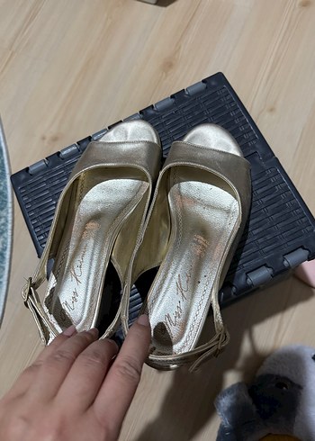 Altın Rengi Tokalı Dolgu Topuklu Kadın Ayakkabı - Görsel 4