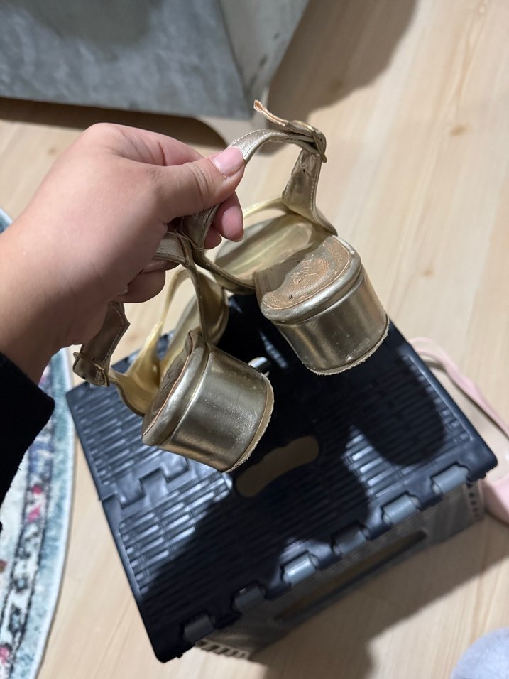 Altın Rengi Tokalı Dolgu Topuklu Kadın Ayakkabı - Görsel 3