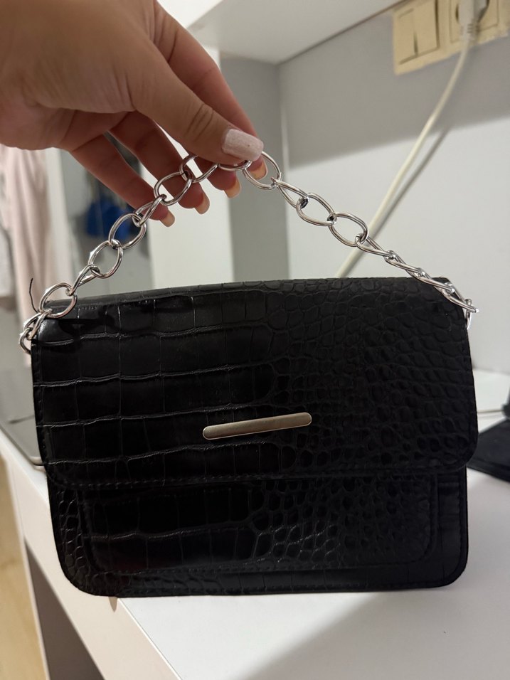 Zincir Detaylı Siyah Yılan Derisi Desenli Deri Çanta - Görsel 2