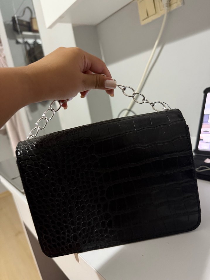 Zincir Detaylı Siyah Yılan Derisi Desenli Deri Çanta - Görsel 3